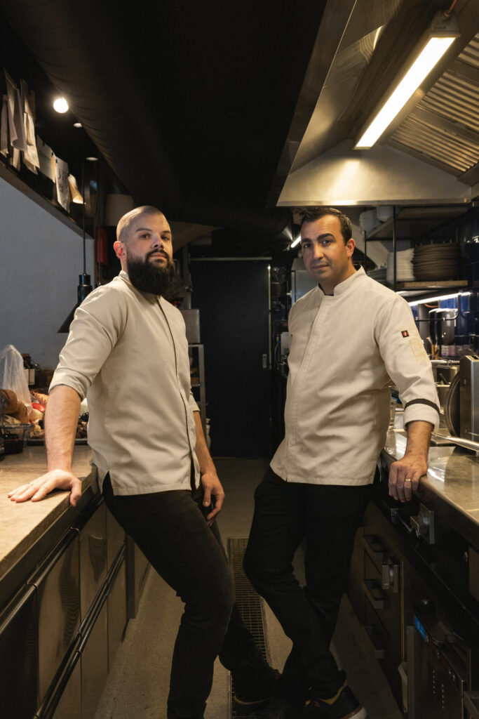 Chef João Dias e chef Paulo Dias na cozinha do restaurante