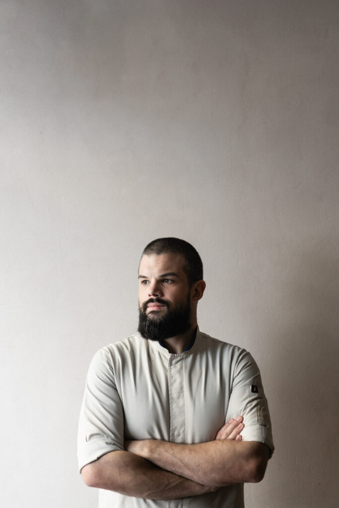 Chef Paulo Dias em posição de perfil